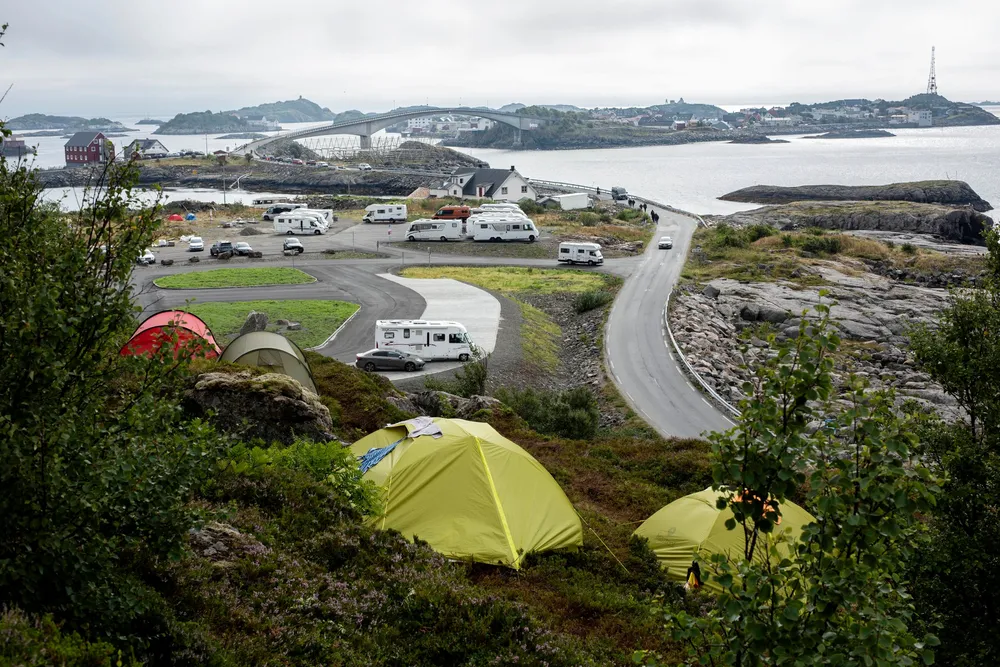 I Henningsvær (bildet) er det kun kortere perioder av året det ikke er ekstreme pressproblemer fra turismen, ifølge skribenten.