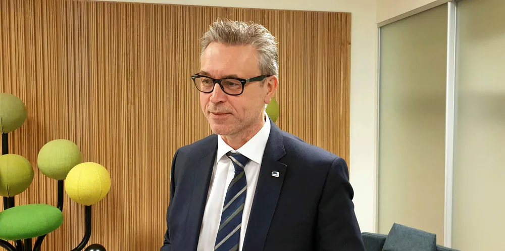 Fiskeri- og sjømatminister Odd Emil Ingebrigtsen sier norske myndigheter nå jobber på for å løse situasjonen som er oppstått som følge av at et nytt smittebrudd av korona ble knyttet til utenlandsk laks på et marked i Beijing i helgen.