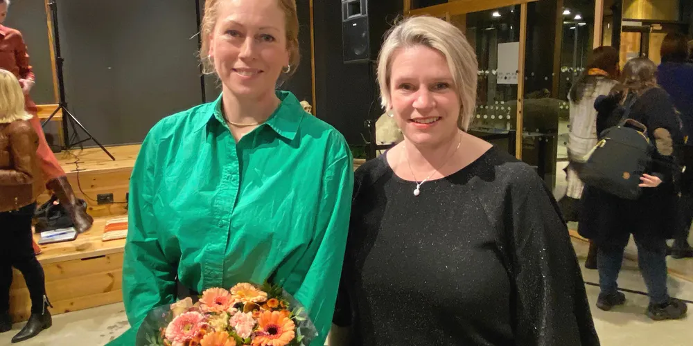 Her er "Årets Kraftkvinne 2021" Camilla Thorrud Larsen (til v) avbildet sammen med olje- og energiminister Marte Mjøs Persen.