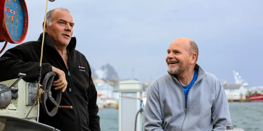 Brødrene Oddbjørn (til venstre) og Svenn Magnus Olsen fra Helligvær har vært yrkesfiskere hele livet. Nå trapper de ned med hver sin sjark, og juksafangster på opp mot tre tonn utenfor Myre. Når været tillater det.