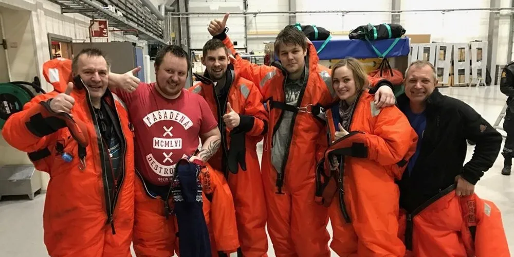 Mannskapet på «Fisktrans» ble reddet etter at de mistet kontroll på roret utenfor Steigen. Her har de landet trygt i Bodø. Foto: Mads Torrissen/privat