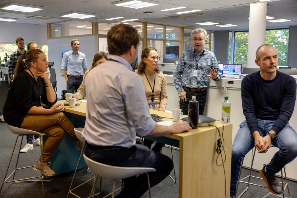 Morgenmøte i «Kraftsentralen» hos Statkraft, der selskapets eksperter bestemmer hvor mye vann som skal sendes gjennom kraftverkene det kommende døgnet. Energidisponeringsdirektør Arild Tanem (andre fra høyre) er med på møtet.