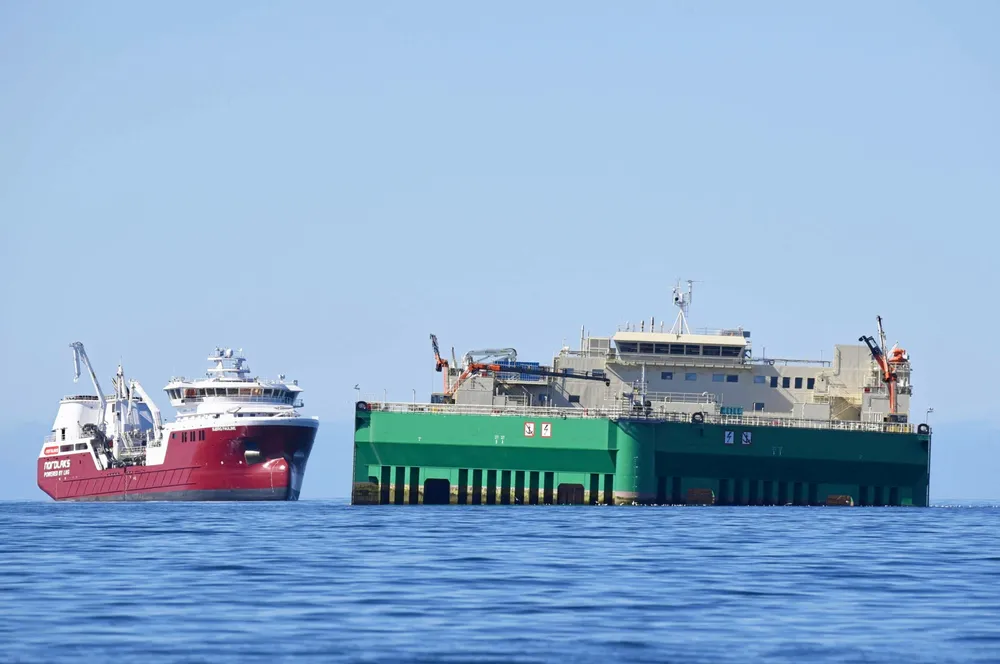 Brønnbåten «Bjørg Pauline» og Havfarmen klar til tømming av bur.
