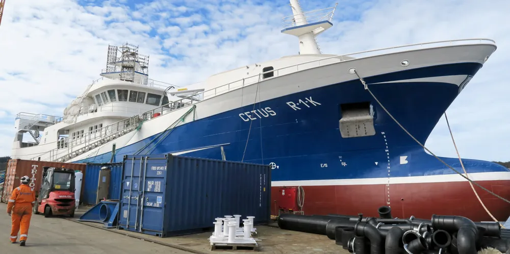 Stor diesellekkasje fra fiskebåten «Cetus» i Florø. Lakseslakeri i nærheten er varslet