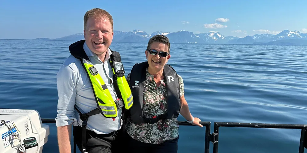 Kommunal- og distriktsminister Sigbjørn Gjelsvik og direktør for Kartverkets sjødivisjon Birte Noer Borrevik var med Kartverkets målebåt «Anda» i Skjervøy kommune.