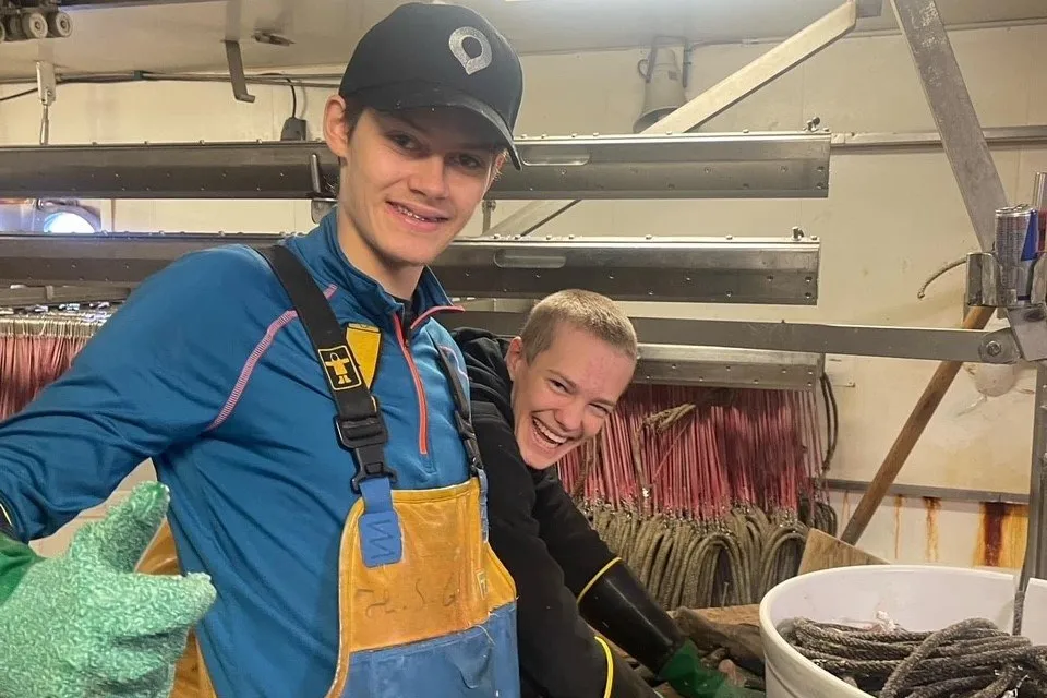 Håkon Grytten og Jesper Dalseth egner kveiteliner.