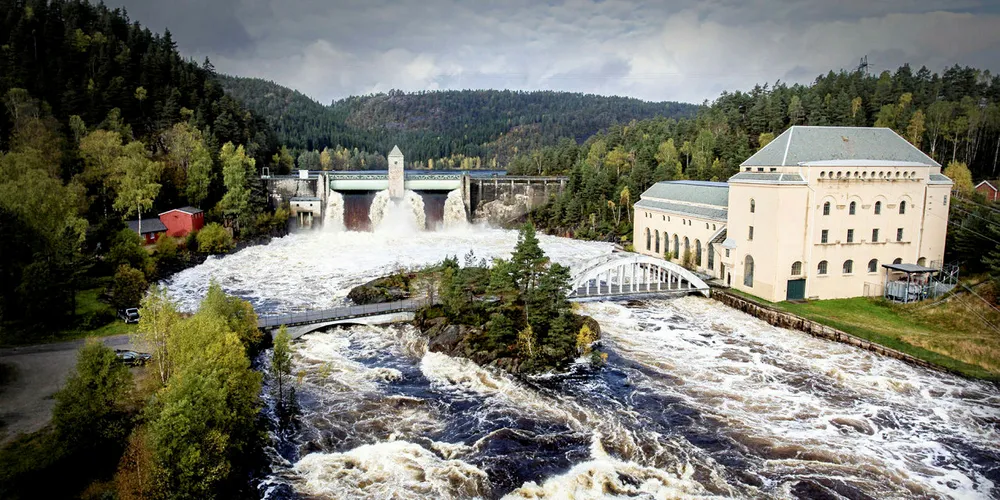 - Ja, vi går i minus om vi produserer strøm akkurat nå, sier Sverre Eikeland, divisjonsdirektør for vannkraft i Agder Energi, til NRK.