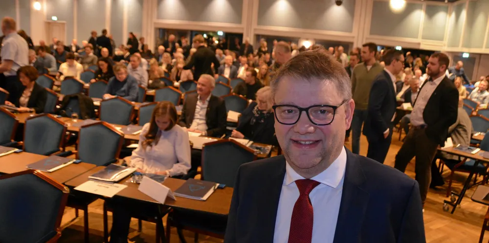 Jonny Berfjord, administrerende direktør i Sildelaget, er opptatt av at alle som deltar i fiskeauksjonene skal være godt informert. Bildet er fra Fiskebåts årsmøte.