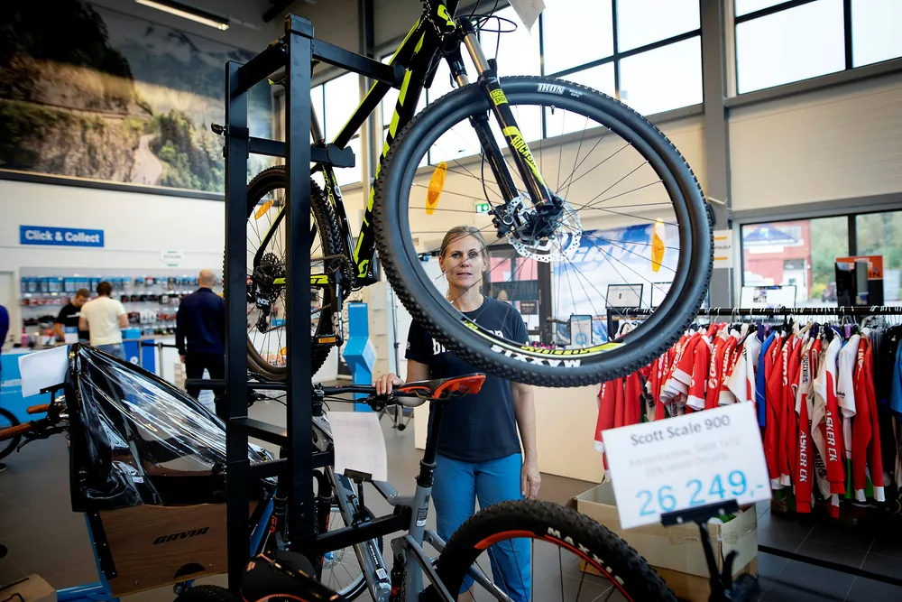 Butikksjef Margareth Steen i Bikeshops fysiske butikk på Skoppum, like utenfor Horten.