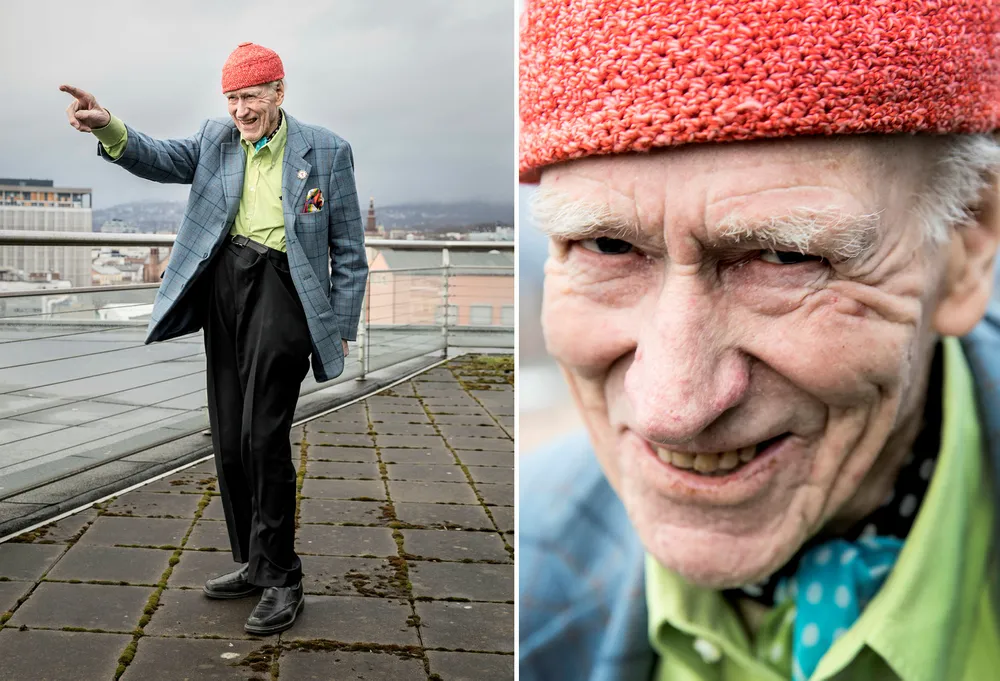 Fra takterrassen på et bygg i i Stenersgaten i Oslo sentrum kan Olav Thon (93) peke på flere av eiendommene han eier i byen. Nå deler han ut 43 millioner til forskning. Foto: Marte Christensen