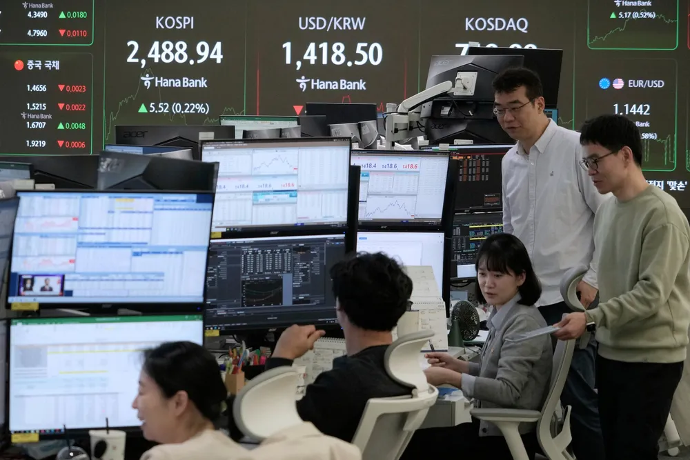 Det er en bred børsoppgang i hele Asia på onsdag. Her fra KEB Hana Bank i Seoul.