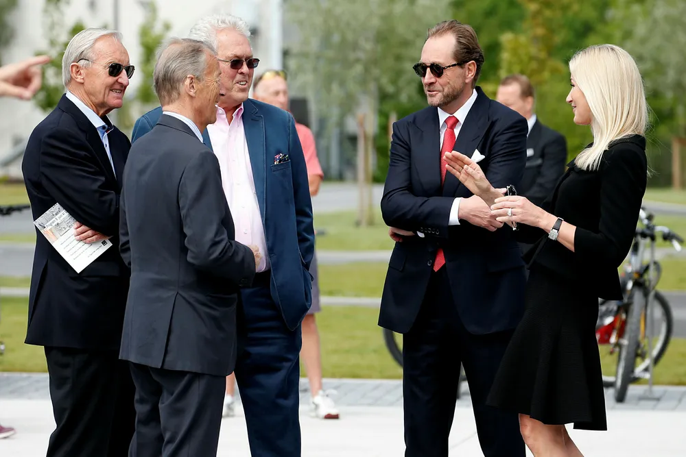 Gerhard Heiberg var sjef i Aker Norcem før Kjell Inge Røkkes tid. Her deltar Heiberg (nummer to fra venstre), sammen med Karl Glad, Kjell O. Kran, Kjell Inge Røkke og Anne Grete Eidsvig under åpningen av skulpturparken ved hovedkontoret til Aker på Fornebu. Foto: Lise Åserud/NTB Scanpix