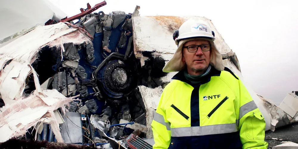 Turbin i bakken: Prosjektleder André Reitlo i NTE Energi kan konstatere at rivningen av nok en vindturbin har vært vellykket. – Målet er at maskinhuset skal lande rett ved en vei. Det gjør det enklere å rydde opp, sier han. Alle foto: Knut Sandersen, Ytringen