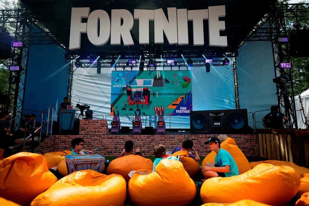 Apple og Google har fjernet et av verdens mest populære dataspill fra app stores. Eierselskapet bak Fortnite har svart med søksmål mot Apple.