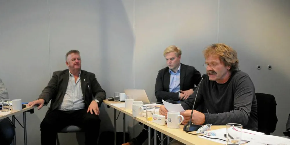 Formann August Fjeldskår (t.v.) og nestformann Frode Christiansen gir seg i styret til Fiskerlaget Sør. Her med daglig leder Erlend Grimsrud i midten under helgens årsmøte. – Valgnemnda har gjort jobben sin. Vi er ikke uerstattelige, forsikrer Frode Christiansen. Foto: Kjersti Kvile