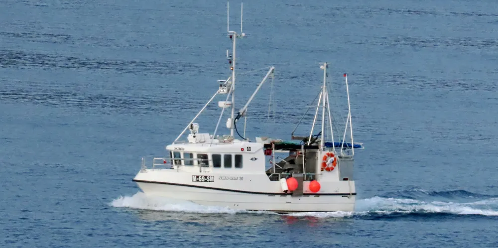 HJEMTUR: Smøla-sjarken «Laksberg» på tur hjem etter avsluttet vintersesong i Vest-Finnmark.