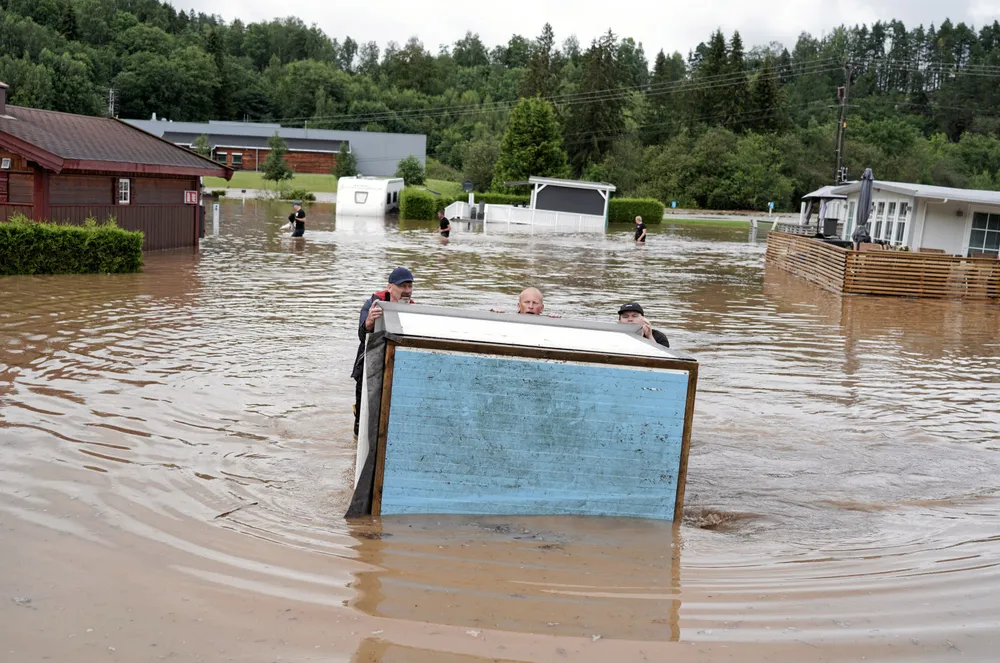 Campinvogner står under vann på Beverøya i Telemark. – Det er klart at det setter oss på prøve når det kommer så fort. Kastevinden er mye kraftigere, tar med seg tretopper og hiver dem av gårde. Det er en helt ny driftssituasjon, sier Telemark Energi-sjef Jon Arne Mørch Jonassen.