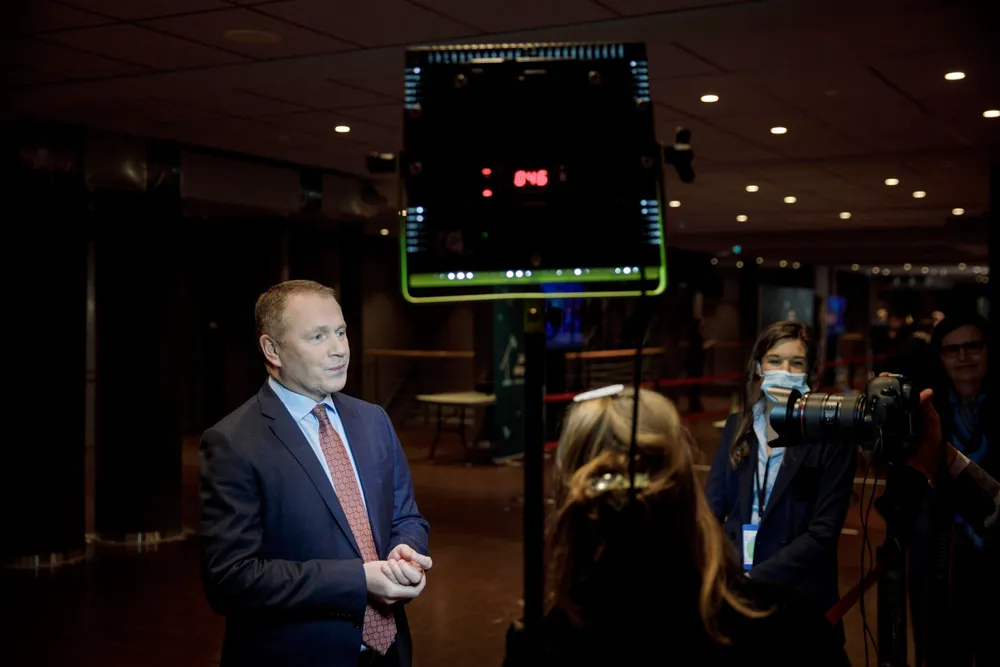 Norges Bank er ennå ikke ferdig med å diskutere avtalen til oljefondssjef Nicolai Tangen – seks måneder etter at han tiltrådte.