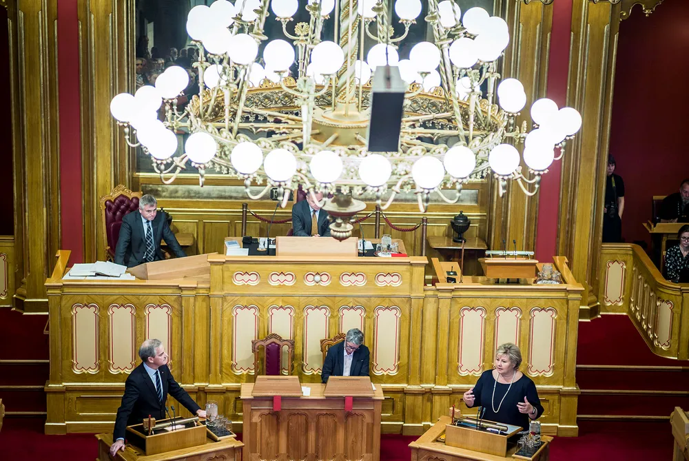 Ap-leder Jonas Gahr Støre og statsminister Erna Solberg (H) på talerstolene i Stortinget. Bak lysekronen skimtes stortingspresident Olemic Thommesen (H), som mandag skal forsøke å løse Nobel-floken. Foto: Gunnar Blöndal