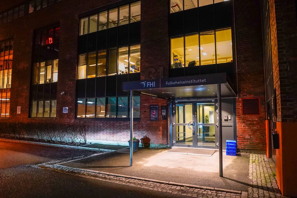 Sensitive helseopplysninger om nordmenns sykdommer, diagnoser, kirurgiske inngrep, rus- og tvangsbruk fra FHI har vært lagret på en server i Riksrevisjonen uten tilstrekkelig sikkerhet og kontroll. De berørte personene er ikke blitt informert om avviket.