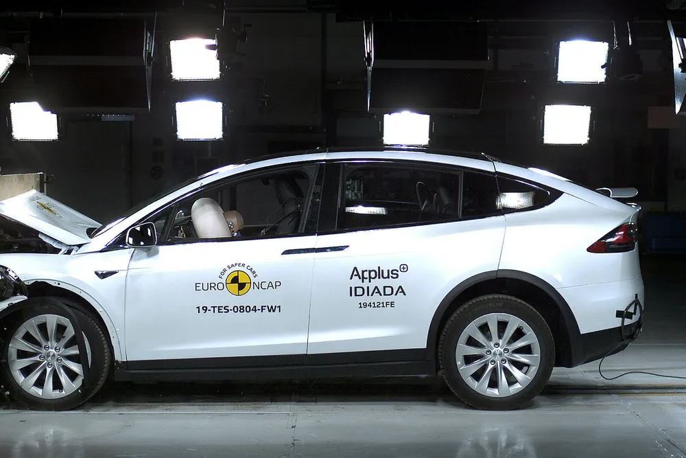 Tesla Model X imponerer i kollisjonstesten utført av Euro NCAP.