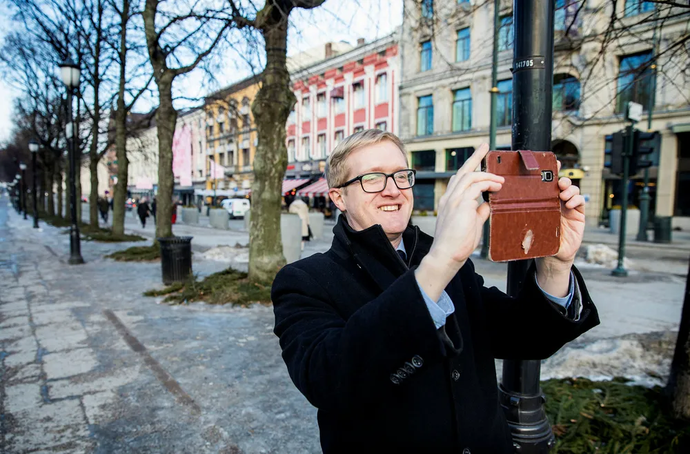 Kredittstrateg Colin Ellis i kredittvurderingbyrået Moody's tar bilder på Karl Johans gate slik at datteren kan se hvor han vært. Foto: Gunnar Lier