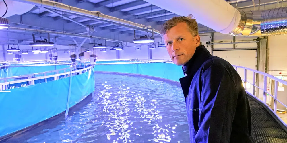 Bernt Olav Røttingsnes er konsernsjef i Nordic Aquafarms. Her avbildet ved selskapets anlegg i Fredrikstad, som nå skal bygges om fra produksjon av laks til yellowtail kingfish.