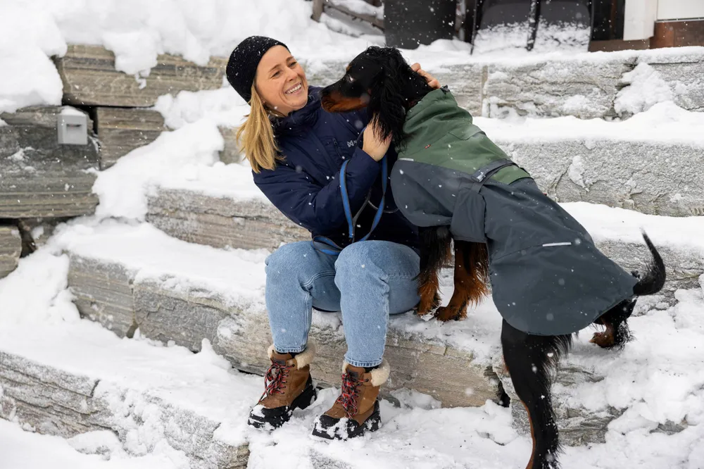 Daglig leder i Non-stop dogwear Tonje Wahl Evensen legger ikke skjul på at det har vært strevsomt å etablere selskapet. Her med gordonsetteren Tia.