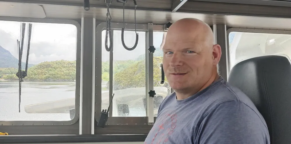 Skipper om bord på «Frøyhav», Eivind Olav Larsen, tar vanligvis makrellen på Vestlandet, men i år valgte de å gå nordover.