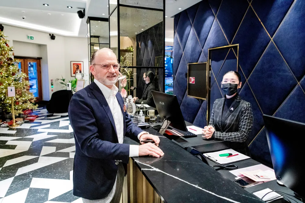 Torgeir Silseth, toppsjef i Petter A. Stordalens Nordic Choice, sier 2022 blir det beste i hotellkjedens historie. Men fra nyttår ser det langt fra like bra ut. Her er han i resepsjonen på Amerikalinjen i Oslo sammen med resepsjonist Kei Shimizu.
