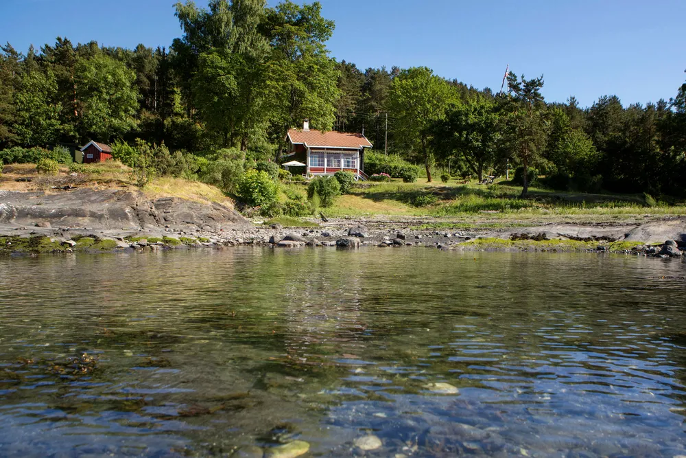 «Jegerhuset» på Lindøya gikk tre millioner kroner over prisantydning. Den vestvendte eiendommen på 3,8 mål tilhører den private delen av Lindøya, og er ikke en del av småhyttebebyggelsen.