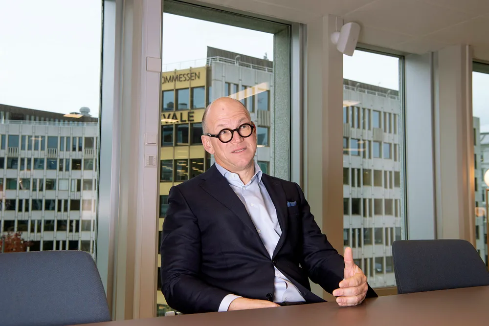 Toppsjef Mads Henrik Syversen skjerper inn rutinene for analytikere i Arctic Securities. Meglere kan handle aksjer som før: – Jeg synes det er positivt jeg, at vi har meglere som har genuin interesse og viser også til investorene at de er villige til å ta risiko, sier Syversen.