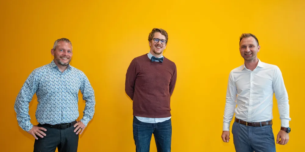 Simon Nesse Økland i Bremnes Seashore (t.v.), seniorrådgiver Benjamin Strandquist i Bellona og salgsspesialist Lars Wasa Andersen i ABB har sammen utviklet det som trolig er verdens første helelektriske oppdrettsanlegg.