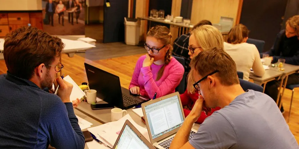 SAMLING: Studenter i arbeid med forretningsideen «Taverna Hvitfisk» som ble kåret til beste idé under bootcampen i Troms.Foto: Sette Sjøbein