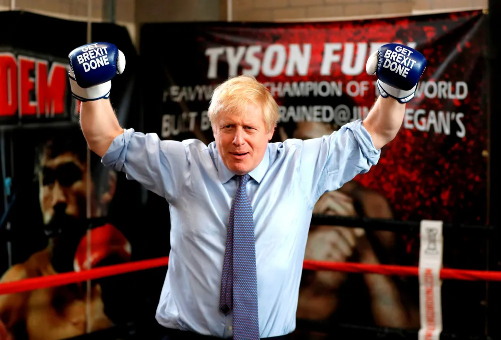 Storbritannias nye regjering beskylder statskanalen for skjev dekning av valget som Boris Johnson vant med klar margin.