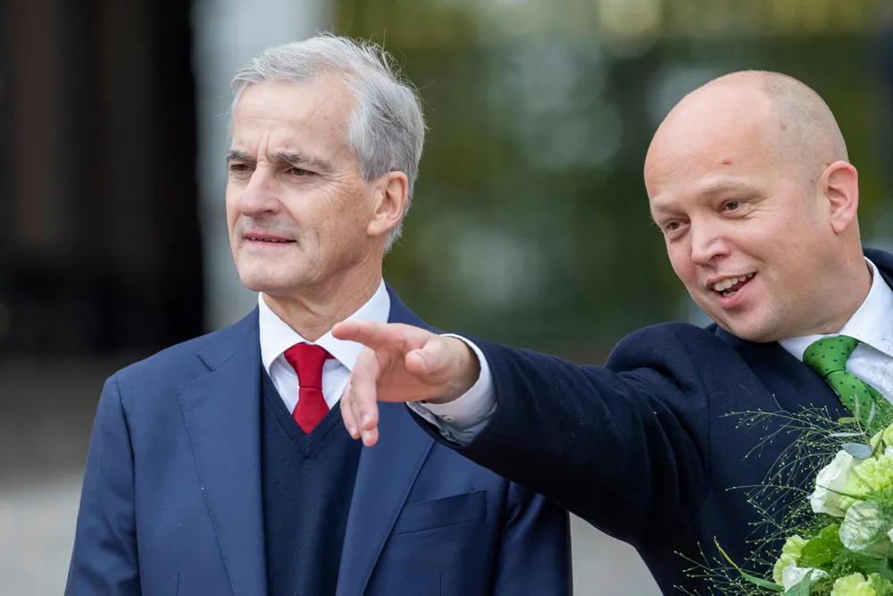 Jonas Gahr Støre (Ap) og Trygve Slagsvold Vedum (Sp) på slottsplassen med sin regjering etter sitt første statsråd på slottet. Vedum har pekt ut pr-byråer som skyteskive.