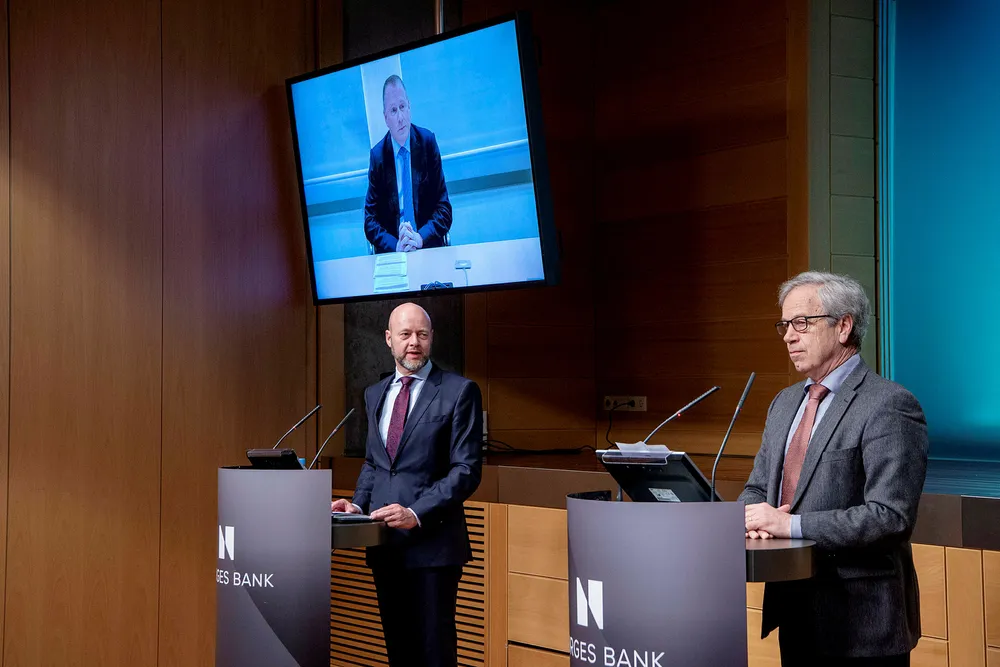 Foreløpige tall for første kvartal viser at Oljefondet rammes hardt av koronakrisen. Her er Oljefondets sjef Yngve Slyngstad (til venstre) og sentralbanksjef Øystein Olsen. Påtroppende oljefondsjef Nicolai Tangen på skjerm.