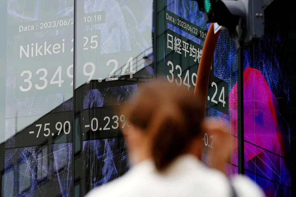 Det har vært rekordhøy handel fra utenlandske investorer ved Tokyo-børsen de siste 12 ukene. Etter en positiv start fredag morgen, pekte pilene ned etter en svakt høyere prisvekst enn ventet.