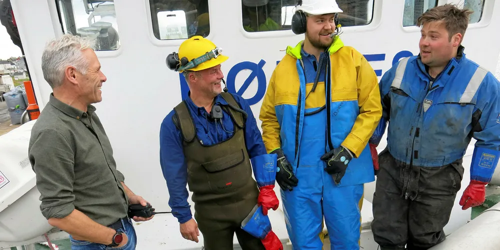 MANNSKAPET PÅ «BØRNES»: Det faste mannskapet på snurrevadbåten «Børnes». Skipper og reder Roar Pedersen (f.v.), Odd-Roar Vian, Christian Figenschau og Thomas Hansen i en livlig prat etter at de har levert til bruket Nordvågen AS i Nordkapp kommune. De leverer alltid til Nordvågen AS.