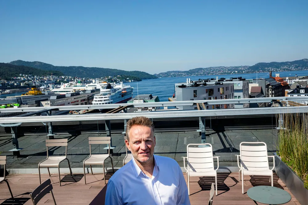 Konsernsjef Jan Erik Kjerpeseth i Sparebanken Vest frykter at utenlandske banker ikke vil stille opp for næringslivet i dårlige tider. I havnen ligger et av skipene til Fjord Line ved kai, og rederiet har sikret seg 150 millioner kroner i «koronalån» gjennom konkurrenten Danske Bank.