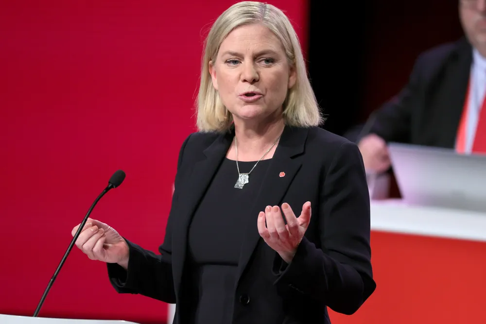 Magdalena Andersson sitter som Jonas Gahr Større i klemme mellom sentrum og venstresiden, men Sveriges nye statsminister har det verre.