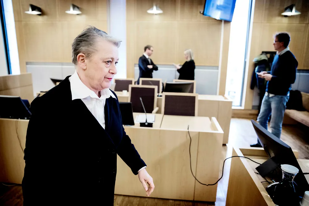 Advokat Berit Reiss-Andersen (til venstre) som representerer den tidligere regnskapssjefen i Gartnerhallen, mente aktors straffepåstand var for streng og ba om tre års fengsel for sin klient. Advokat Rasmus Dannevig Woxholt (bakerst til venstre) ba om frifinnelse for den tiltalte bonden. Foto: Per Thrana