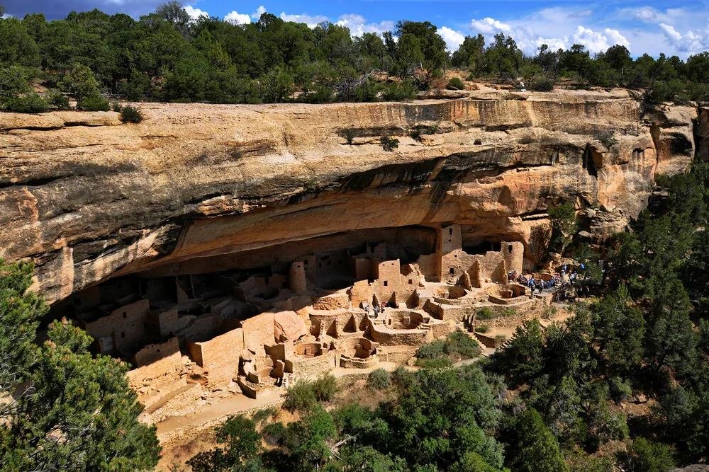 Bosetning på strategiske forsvarsposisjoner som utilgjengelige fjellhyller var en tilpasning til de intense konfliktene som oppsto ved forlenget tørke på 1200-tallet. Her Cliff Palace i Meso Verde, USA.