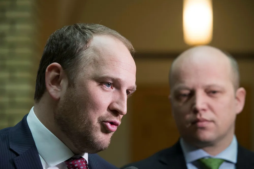 Samferdselsminister Jon Georg Dale (Frp) og Senterpartileder Trygve Slagsvold Vedum etter Stortingets spørretime onsdag.