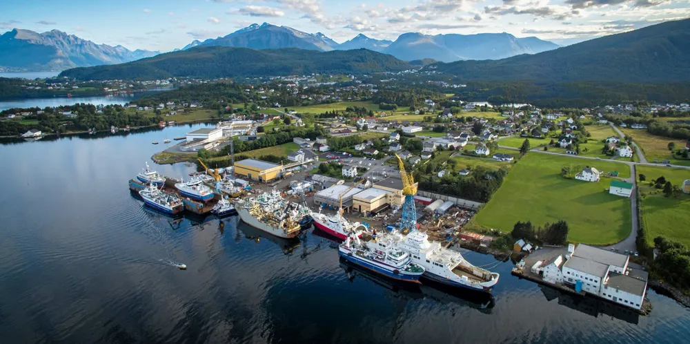 Totalt ligger fire russiske fiskebåtar inne for reparasjoner ved Fiskarstrand verft på Sunnmøre. Dette bildet er tatt i ei anna samanheng.