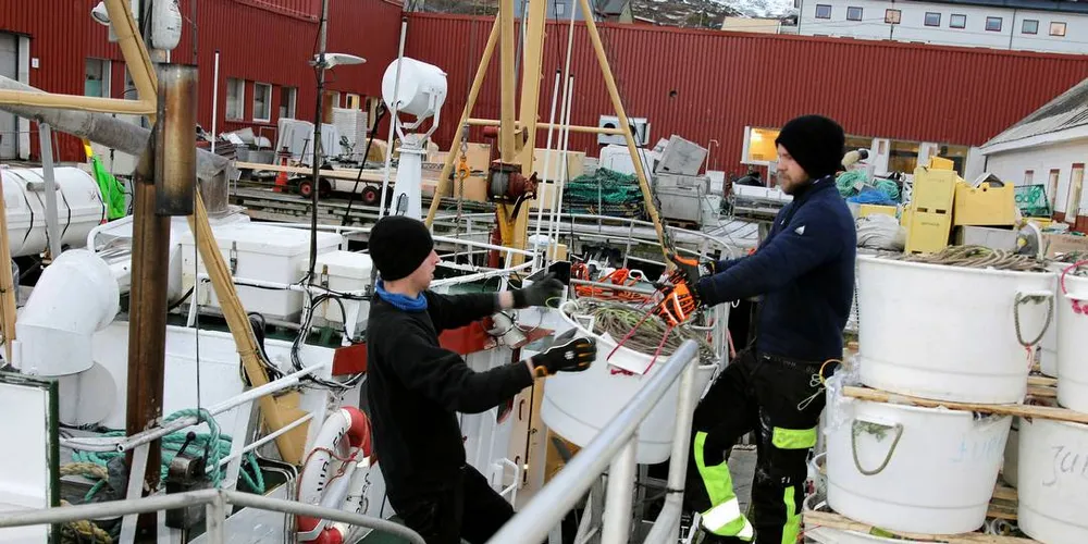 Tommy Amundsen (t.v.) og Jørgen Andre Larsen klargjør «Jubåen» for linefiske i Båtsfjord. Årets høstfiske har vært greit, mener mannskapet.Foto: Arne Fenstad