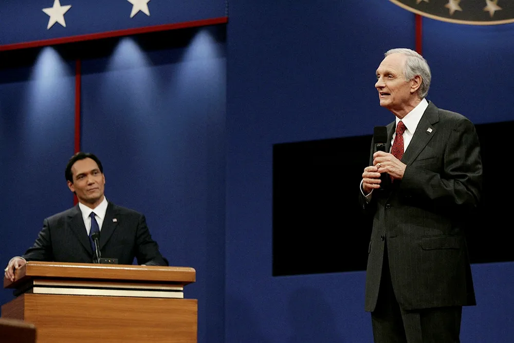I tv-serien West Wings møtes den republikanske senatoren Vinick (til høyre), spilt av Alan Alda, og den demokratiske presidentkandidaten Santos, spilt av Jimmy Smits, i en live-debatt. Dette er en helt annen debatt mellom presidentkandidater enn dem vi har sett i USA de siste årene.