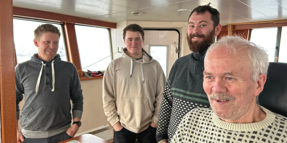 Gjengen i styrhuset på «Piraja» fra Flekkerøy er glade over å ha tatt årets første loddefangst. Fra venstre: Roger Løvås, lærling Martin Lilleskog, Daniel Mål og skipper Ove Pettersen.