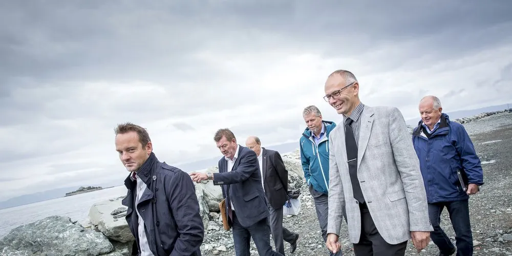 Viktige aktører innen fiskerinæringa har gått sammen og dannet Sjømatalliansen for å bedre markedsadgangen. Fotografert ved sjøkanten i Trondheim etter fellesmøte. F.v.: Geir Ove Ystmark, adm dir FHL, Svein Reppe, sjef Norske sjømatbedrifters landsforening, Jan Erik Strøm, regiondir Norges råfisklag