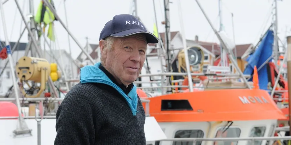 Båten «Mona» er oppkalt etter datteren, som er den eneste av barna som ikke har slått seg på fisket. I stedet har hun vært på landslaget i håndball, forteller Ola Dahle. Foto: Kjersti Kvile